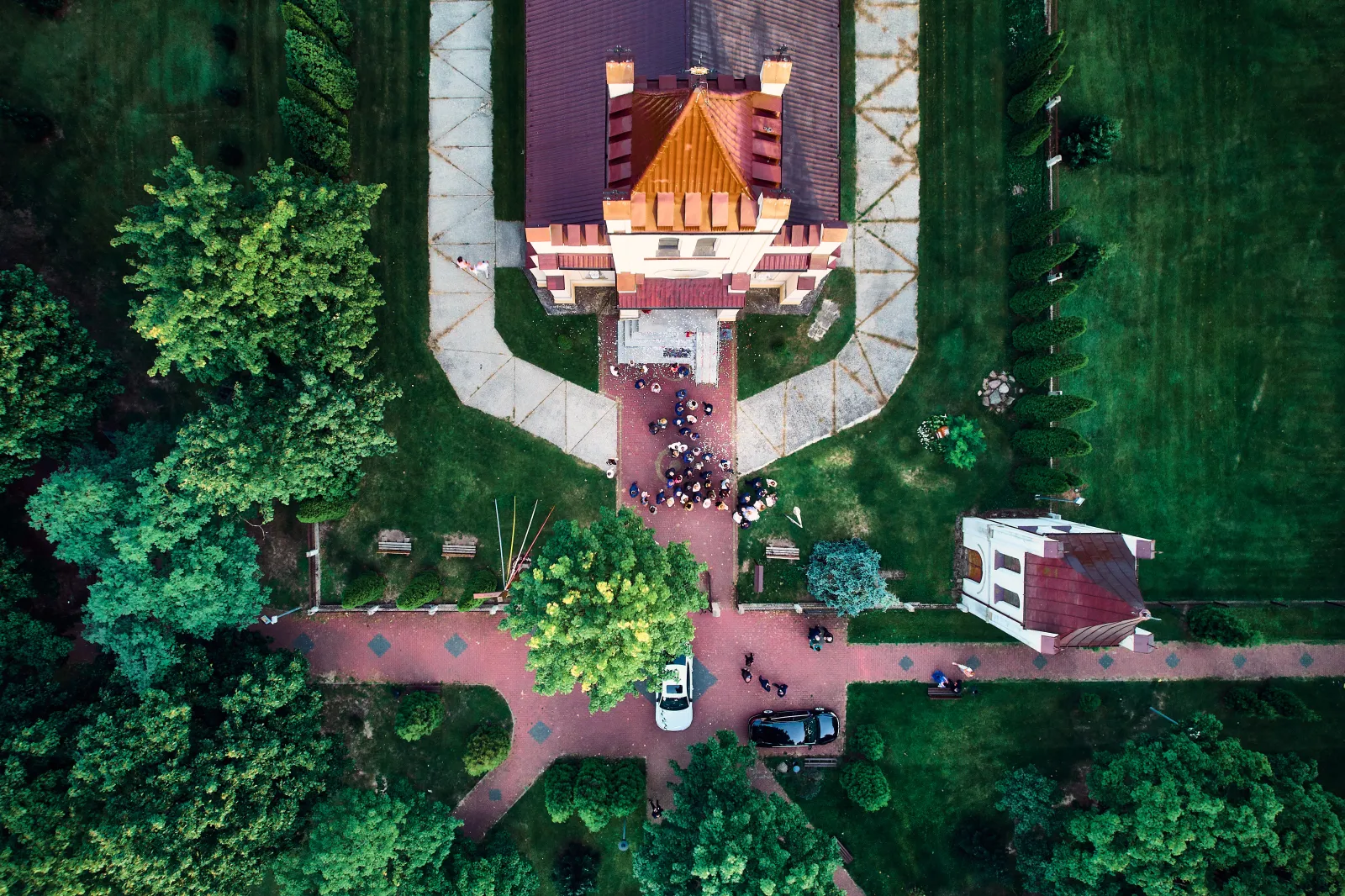 Wyjście Pary Młodej z kościoła - Zdjęcie z drona Dji Air 2S